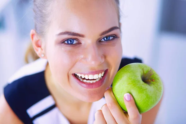 Primer Plano Retrato Mujer Sonriente Saludable Con Manzana Verde —  Fotos de Stock