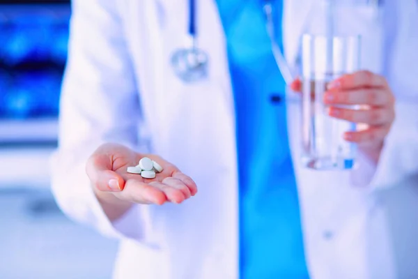 Close Shot Doctors Hands Holding Pills Glass Water — Stock Photo, Image