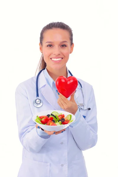新鮮な野菜と赤い心を持つプレートを保持する美しい女性医師の肖像画 女性医師 — ストック写真