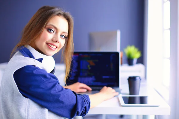 Молодая Уверенная Себе Деловая Женщина Работающая Столом Офиса Печатающая Ноутбуком — стоковое фото