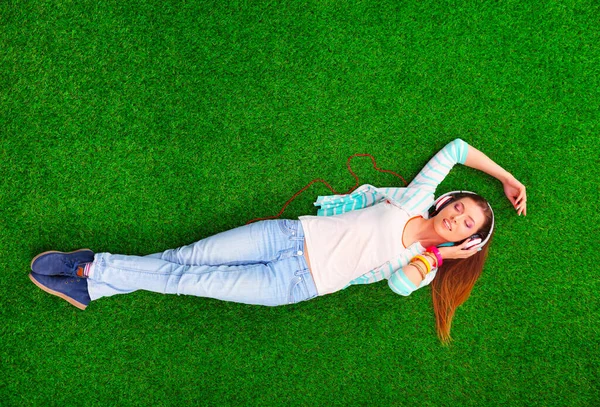 Beautiful Young Woman Lying Green Grass — Stock Photo, Image