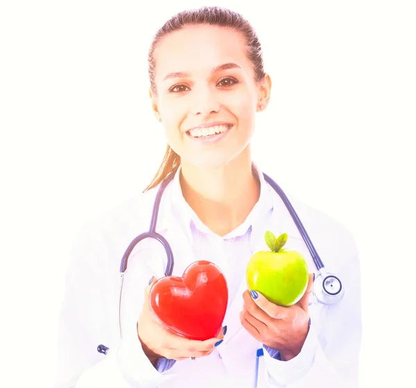 Krásná Usměvavá Doktorka Držící Červené Srdce Zelené Jablko Ženský Lékař — Stock fotografie