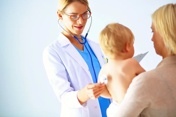 Ärztin Hört Kind Mit Stethoskop Klinik lizenzfreie Stockfotos