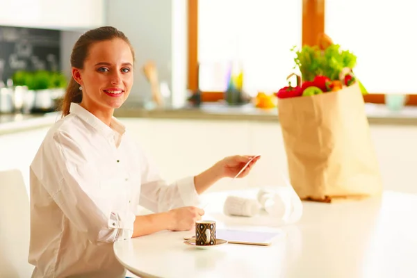 Молодая Женщина Планирует Расходы Оплачивает Счета Своей Кухне Стоковое Фото