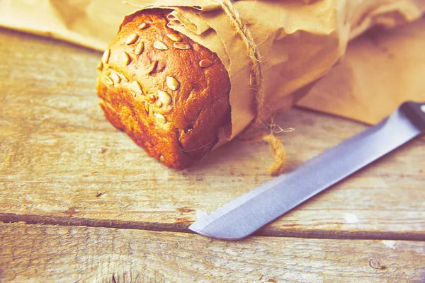 Bochník Chleba Zabalený Papíru Dřevěném Stole Stock Snímky