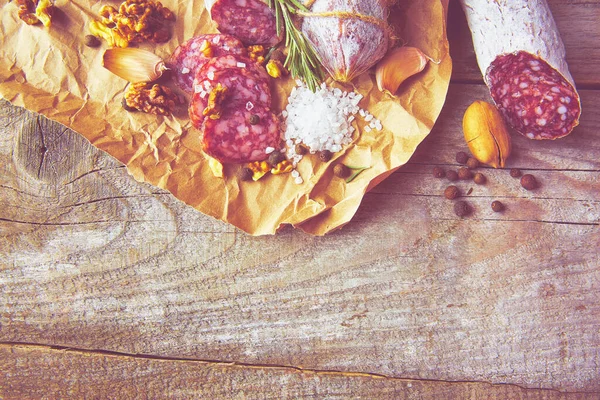 Italienische Salami Mit Meersalz Rosmarin Knoblauch Und Nüssen Auf Papier Stockbild