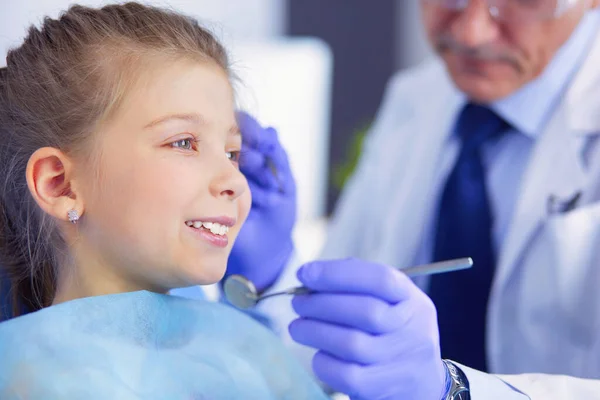 Kleines Mädchen Sitzt Der Zahnarztpraxis Stockbild
