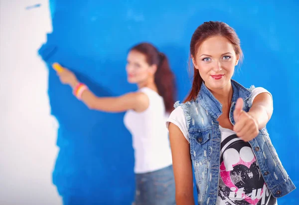 Deux Jeunes Belles Femmes Tenant Palette Couleurs Debout Près Mur Images De Stock Libres De Droits