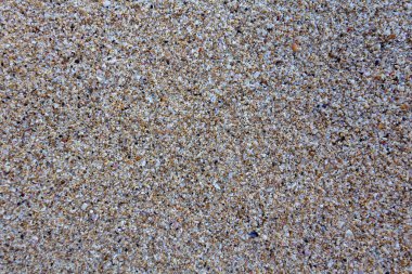 Plajdaki kum deseninin detaylı bir görüntüsü. 