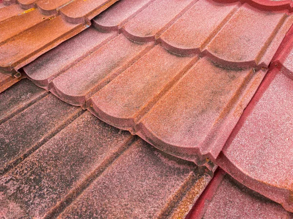 Telhado Coberto Com Azulejos Vermelhos Telhados Antigos Arruinados Textura Telhado — Fotografia de Stock