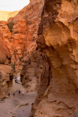 Wadi Musa, Ürdün - 2 Kasım 2022: Little Petra, Siq al-Barid 'deki kayalar ve yol manzarası
