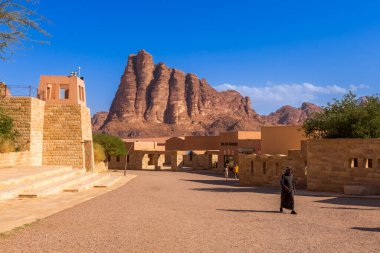 Ürdün, Wadi Rum - 2 Kasım 2022: 7 Bilgelik Sütunlu Wadi Rum Çölü girişi