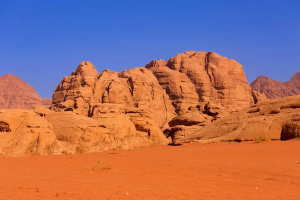 Έρημος Wadi Rum Πορτοκαλί Άμμο Και Βραχώδεις Σχηματισμούς Στην Ιορδανία — Φωτογραφία Αρχείου