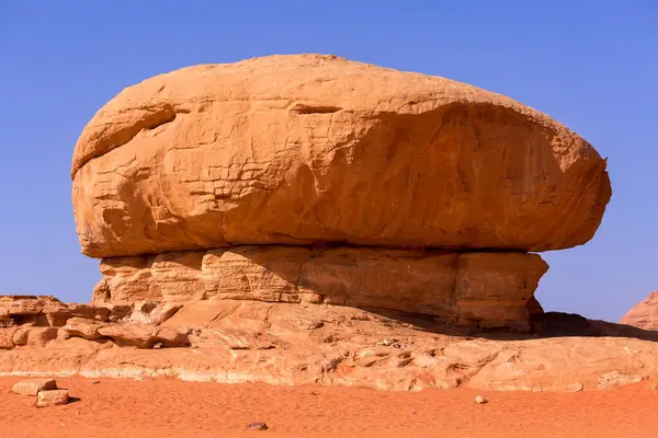Ένας Σχηματισμός Βράχου Που Ονομάζεται Mushroom Rock Στο Wadi Rum — Φωτογραφία Αρχείου