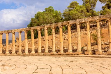 Jerash, Ürdün. Arkeoloji sahasında Oval Forum Plaza 'nın sıra sıra Corinthian sütunları, Yunan ve Roma döneminin harabeleri