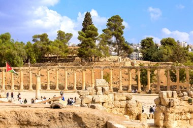 Jerash, Ürdün - 7 Kasım 2022: Yunan ve Roma döneminin kalıntıları olan arkeoloji sahasında Oval Forum Plaza 'nın sıra sıra Korint sütunlarıyla kare