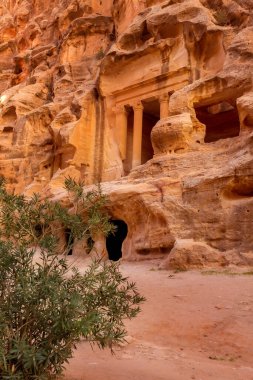 Ürdün, Küçük Petra 'da Triklinyum, Akşamları Siq al-Barid