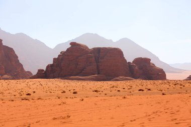Ortadoğu Ürdün 'de turuncu kum ve kaya oluşumlarıyla Wadi Rum Çölü