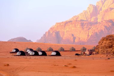 Wadi Rum Çölü, Ürdün ve kızıl kayalıklarda kamp çadırları.