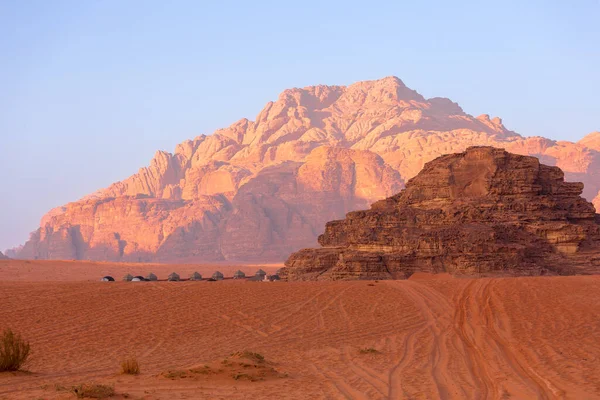 Namioty Kempingowe Pustyni Wadi Rum Jordania Krajobraz Czerwonych Skał — Zdjęcie stockowe