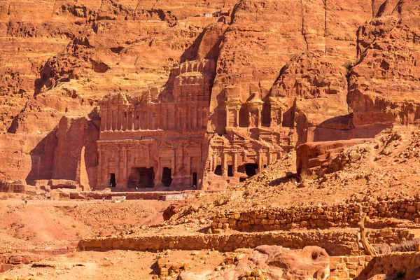 Petra Jordânia Túmulo Unayshu Esculpido Rocha Vermelha Cidade Antiga Vista — Fotografia de Stock