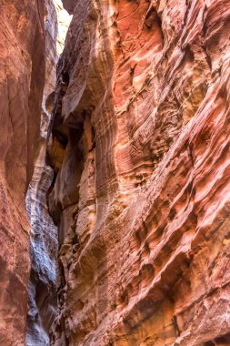 Siq, Petra, Ürdün, UNESCO Dünya Mirası Bölgesi 'ndeki dar kırmızı kanyon dokusu arka planı