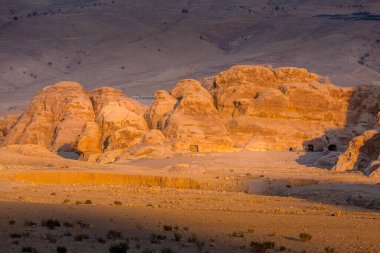 Küçük Petra arkeolojik alanı olan Ürdün 'de kumtaşı kayalarıyla kaplı bir arazi.