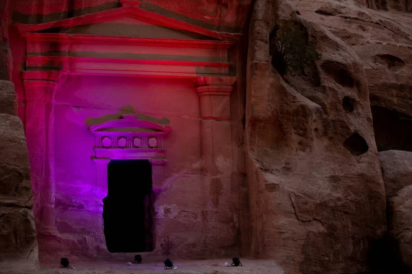 渓谷の入り口にある小さなペトラ ヨルダン ナバティアの寺院 夜間照明 — ストック写真