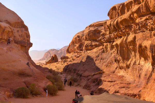 Wadi Rum Jordanië November 2022 Woestijnlandschap Met Oranje Zand Rotsformaties — Stockfoto