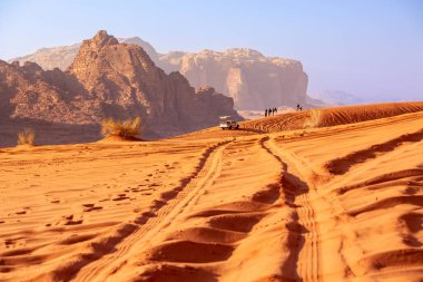 Ürdün, Wadi Rum - 2 Kasım 2022: çölde cip safarisi. Turistler ve off-road araba izleri kum tepeciklerinde ve güzel kayalıklarda