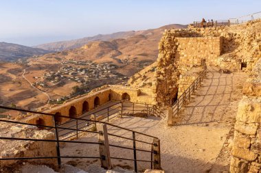 Al Karak, Ürdün - 4 Kasım 2022: Ortaçağ Haçlıları Kalesi, şehir panoraması ve turistleri