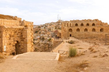 Al Karak, Ürdün - 4 Kasım 2022: Şehrin merkezinde Ortaçağ Haçlıları Kalesi ve turistler