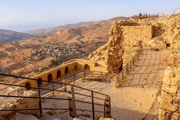 Al Karak, Ürdün - 4 Kasım 2022: Ortaçağ Haçlıları Kalesi, şehir panoraması ve turistleri