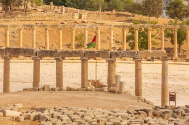 Jerash, Ürdün. Arkeoloji sahasında Oval Forum Plaza 'nın sıra sıra Corinthian sütunları, Yunan ve Roma döneminin harabeleri