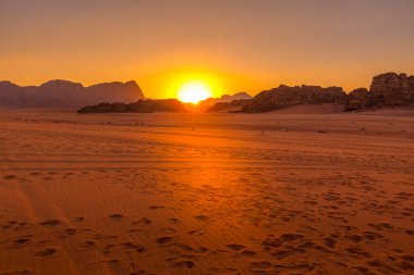 Wadi Rum, Ürdün çöl manzaralı gün batımı. Ay Vadisi ve UNESCO Dünya Mirası Alanı.