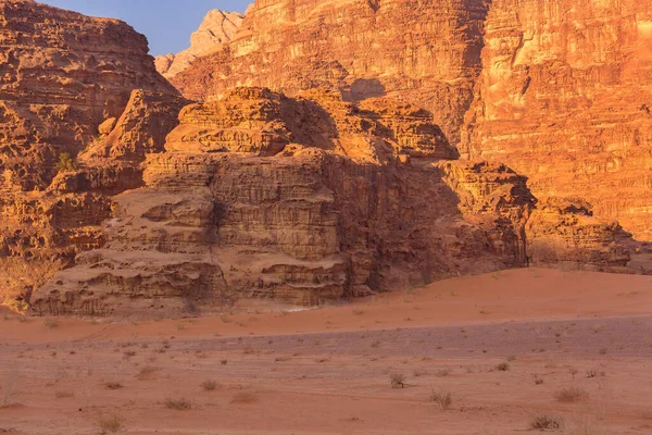 Wadi Rum Jordanien Det Orangefärgade Ökenlandskapet Och Jabal Qattar Bergen — Stockfoto