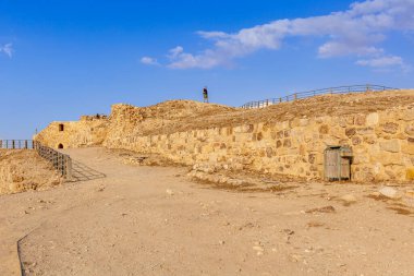 Al Karak, Ürdün - 4 Kasım 2022: Şehrin merkezinde Ortaçağ Haçlıları Kalesi ve turistler