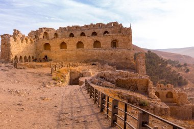 Al Karak, Ürdün - 4 Kasım 2022: Şehrin merkezinde Ortaçağ Haçlıları Kalesi ve turistler