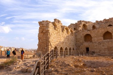 Al Karak, Ürdün - 4 Kasım 2022: Şehrin merkezinde Ortaçağ Haçlıları Kalesi ve turistler