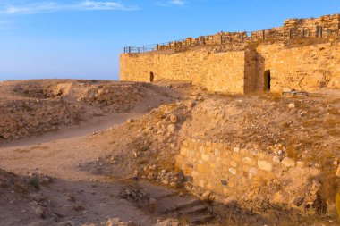 Al Karak ya da Kerak, Ürdün Ortaçağ Haçlıları Kalesi şehrin merkezinde yıkıldı
