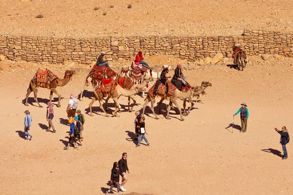 Petra Jordania Listopada 2022 Beduińscy Jeźdźcy Wielbłądów Turyści Widokiem Starożytne — Zdjęcie stockowe