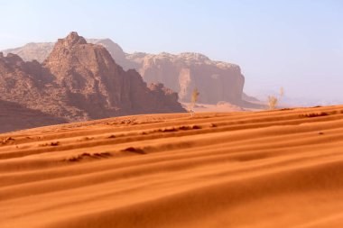 Wadi Rum Çölü, Ürdün, Orta Doğu 'daki kum tepeleri ve kaya dağları manzarası