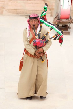 Jerash, Ürdün - 7 Kasım 2022: Arkeoloji sahasının Roma tiyatrosunda Ürdünlü gaydacı