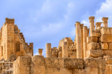 Ürdün 'ün Jerash kentindeki antik Roma yerleşimindeki Zeus Tapınağı' nın yakın görüntüsü.