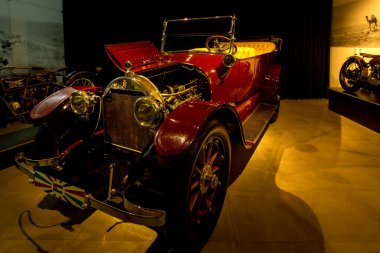 Amman, Ürdün, 07 Aralık 2018: Packard 12, İkili Cowl Phaeton 1938, Rollston 'un cesedi Ürdün' ün başkenti Amman 'daki King Abdullah II araba müzesinde sergilendi..