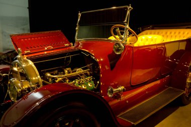 Amman, Ürdün, 07 Aralık 2018: Packard 12, İkili Cowl Phaeton 1938, Rollston 'un cesedi Ürdün' ün başkenti Amman 'daki King Abdullah II araba müzesinde sergilendi..