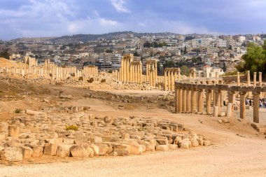Jerash, Ürdün - 7 Kasım 2022: Oval Forum Plaza ve Cardo Maximus 'un sıra sıra Korint sütunları, yüksek açılı görünüm