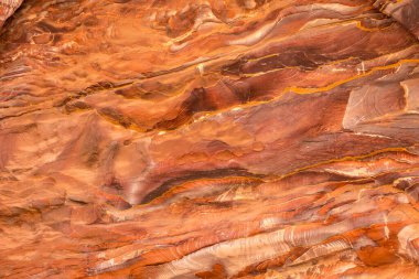 Ürdün Petra 'nın antik mezarlarında çok renkli kum taşı ve mineral katmanları. Desen, jeolojik taş dokusu