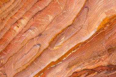 Ürdün Petra 'nın antik mezarlarında çok renkli kum taşı ve mineral katmanları. Desen, jeolojik taş dokusu