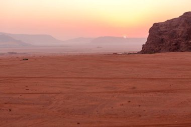 Jordan, Wadi Rum güneşi ufukta beliriyor, çölde gün doğuyor.